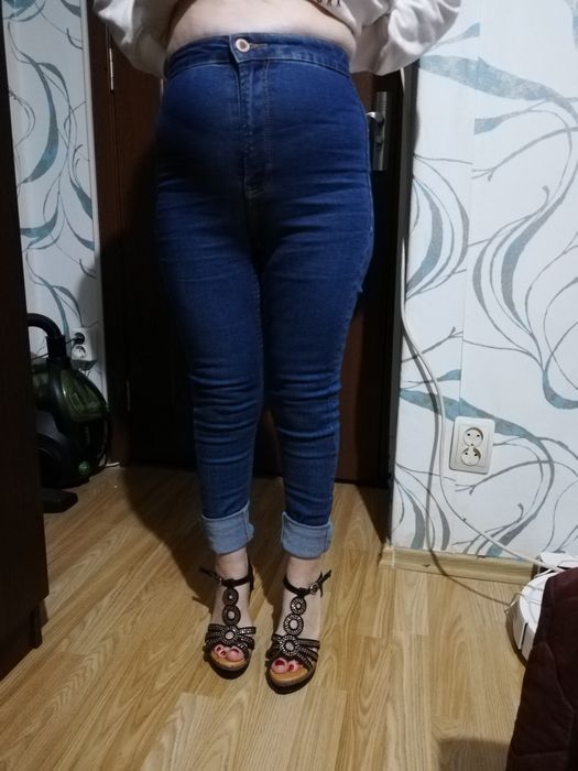 Blugi Bershka mărimea 36, noi