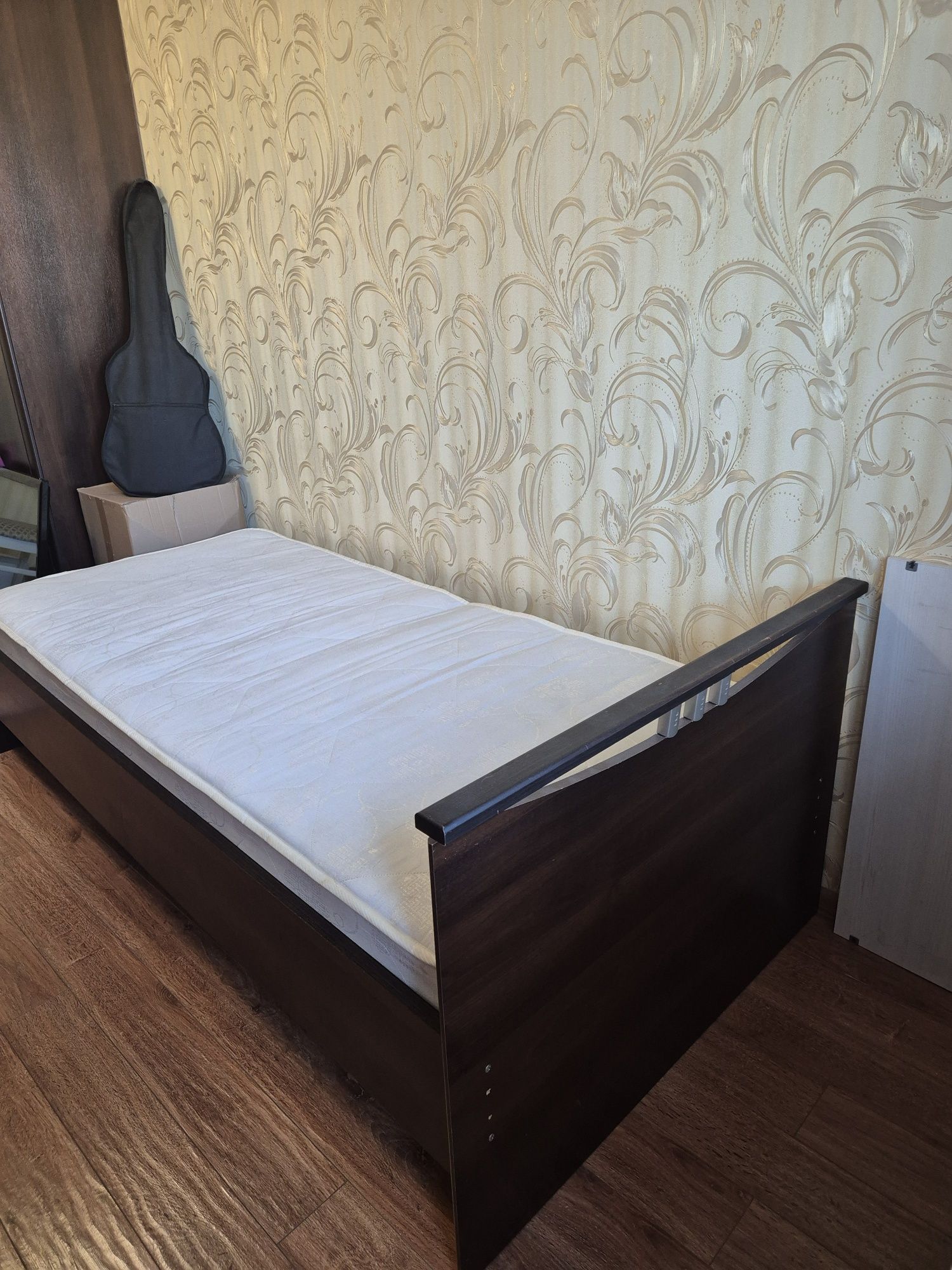 Продаётся 1-спальная кровать  с матрасом