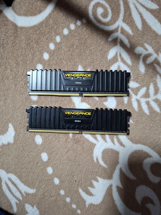 Vand placa video rx580 sapphire sau un kit de 16 gb la 2400mhz ddr4