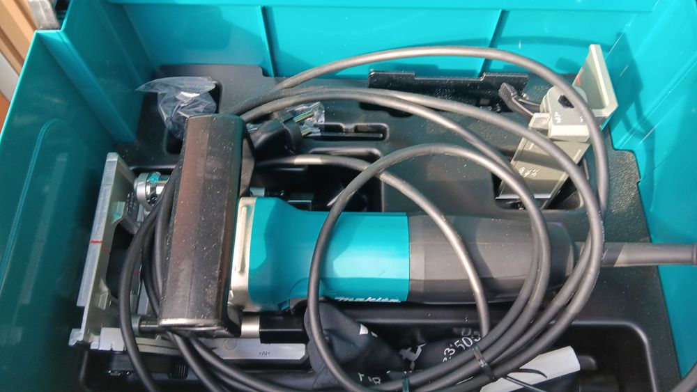 MAKITA PJ7000J Masina de frezat nuturi 700 W, Absolut NOU