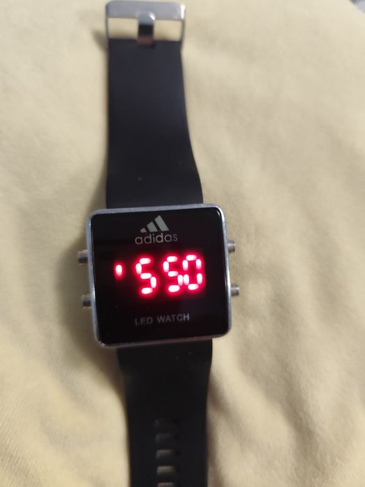 Електронен часовник адидас