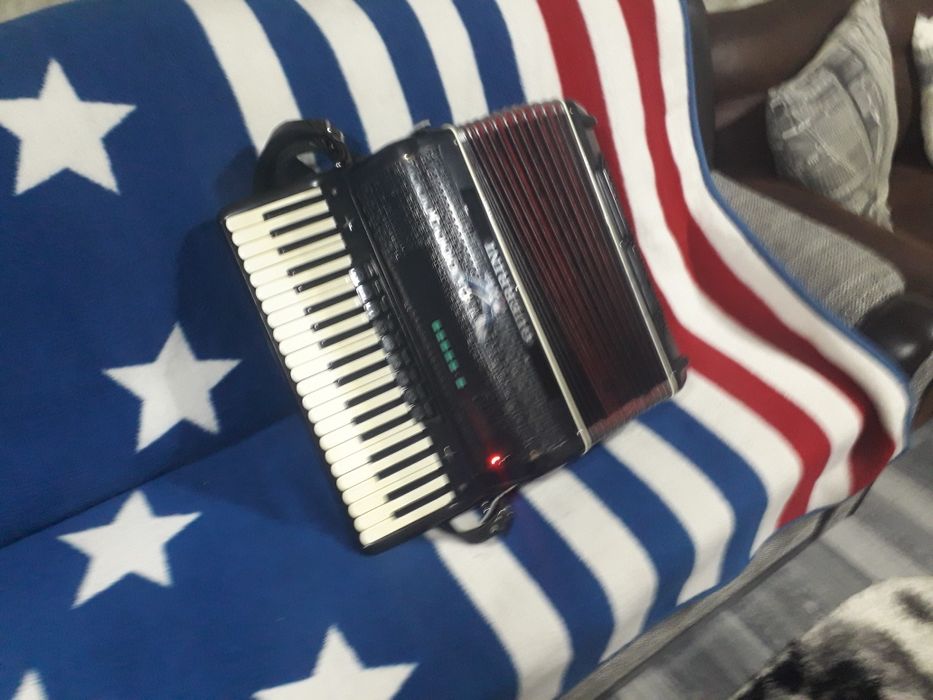Vind acordeon Italian cu midi stare f buna  are midi moga