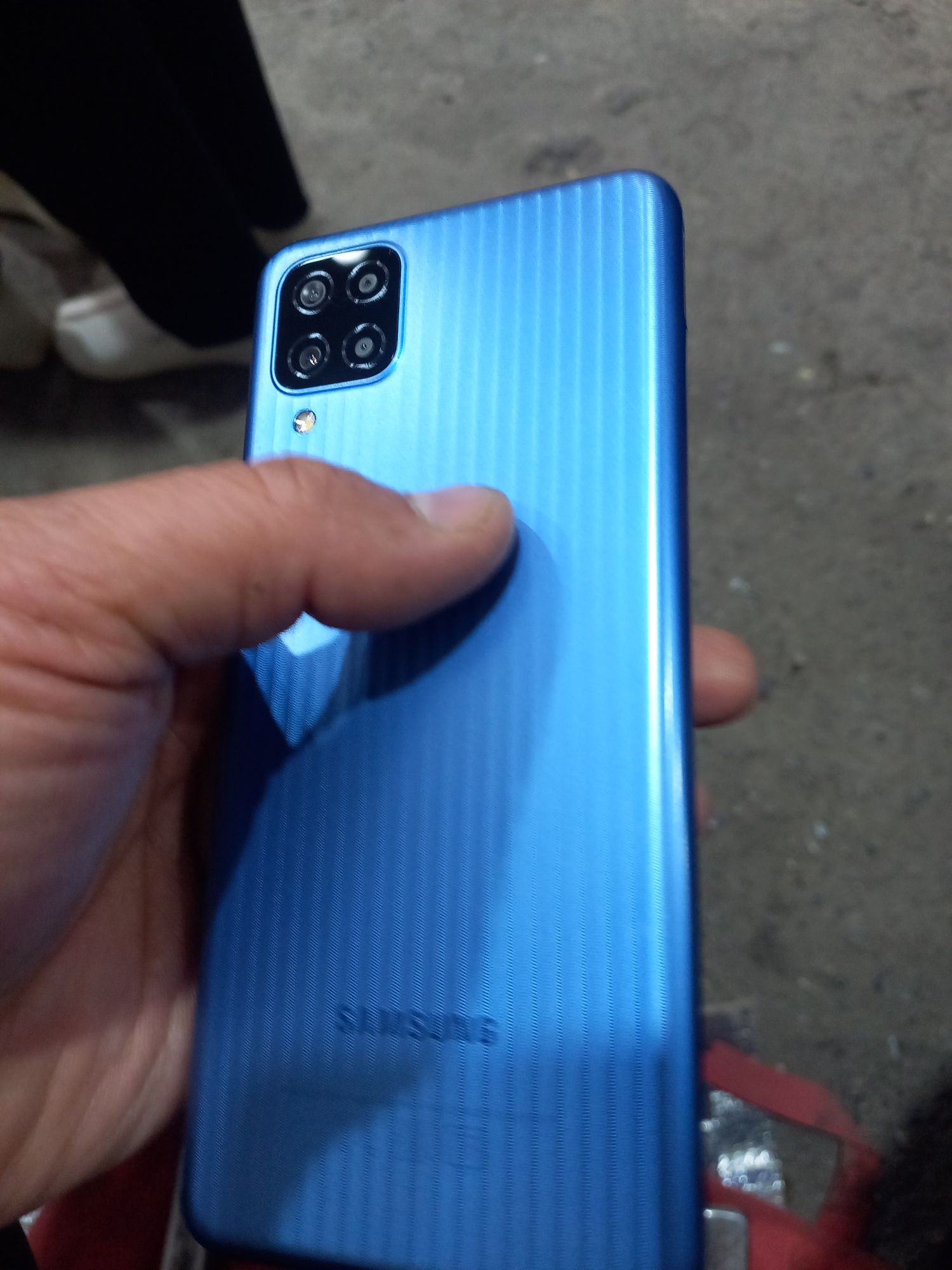 A12 samsung ideal holati tiniq 32GB hotirasi 2 sim kartasi imeyka bo'g