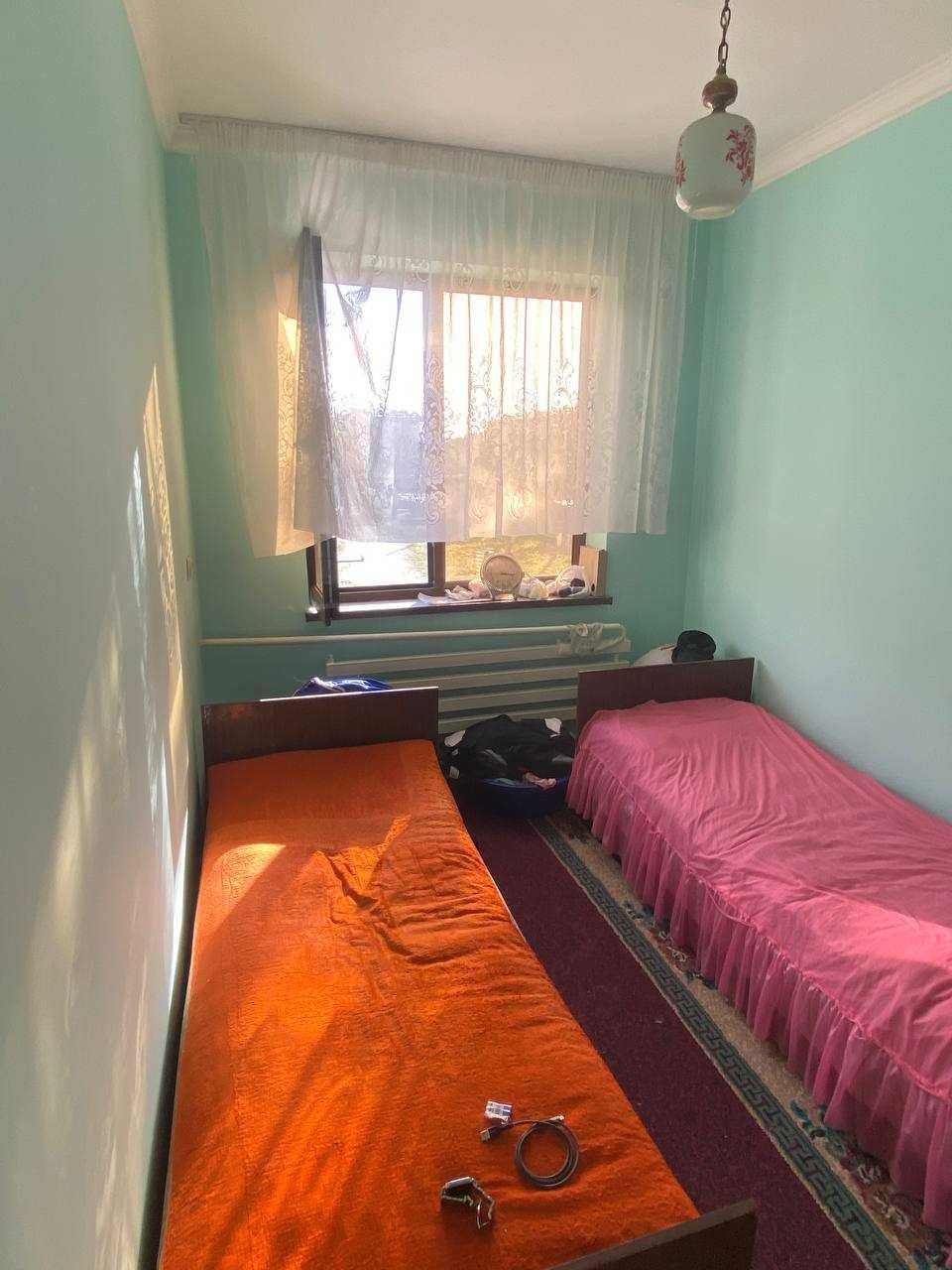 Jizzax shahri markazida 77-seriyali 3 xonali gishtli uy sotiladi.