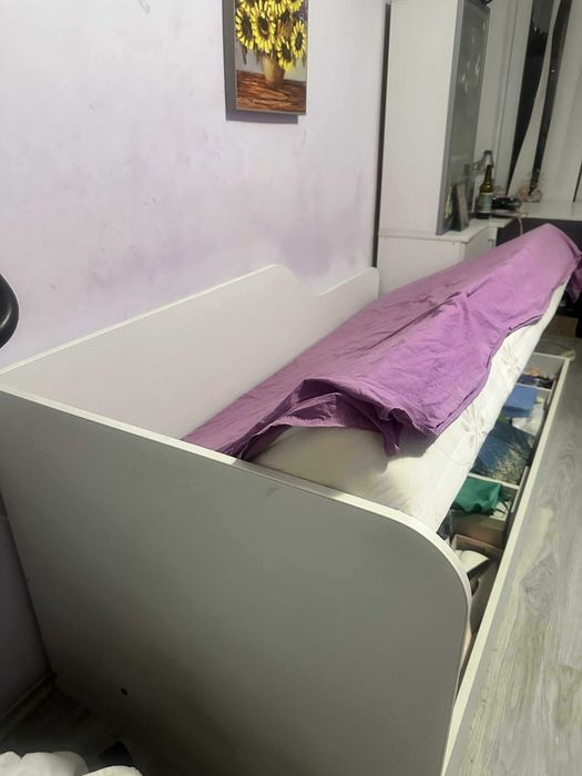 Мебели за детска стая. Легло с механизъм и матрак. Бюро с контейнер.