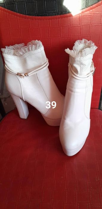 Vând urgent  sandale purtate doar  câteva ore plus altele