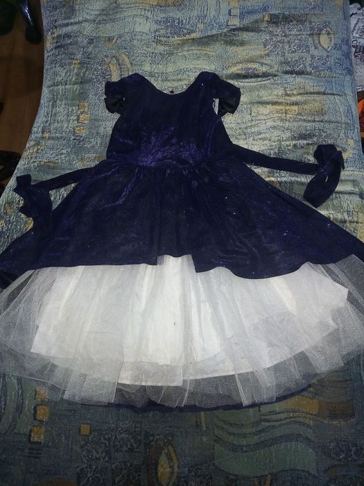 Продам нарядное платье на девочку