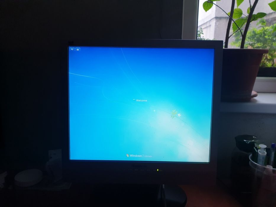 Monitor LCD Viewsonic VG 712s cu boxe incorporate