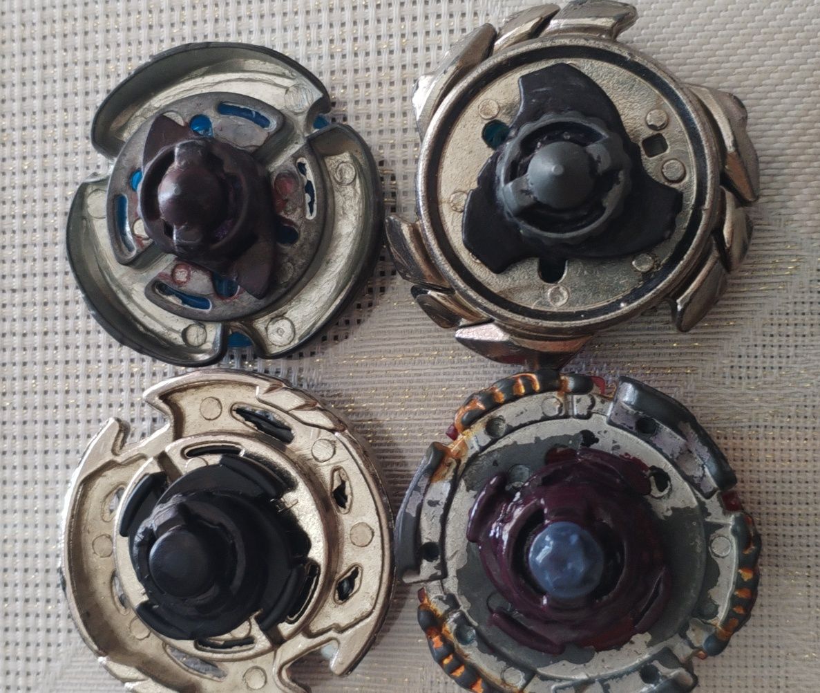 Vând titirezi beyblade