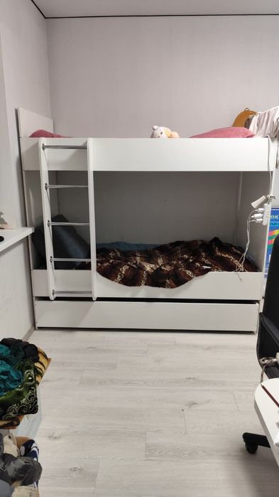 трехъярусная кровать новая почти