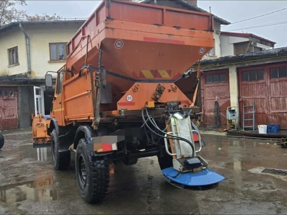 Mercedes-Benz unimog  cu lama de zapada