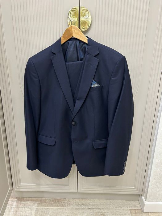 Классические костюмы тройка. По 15 000.