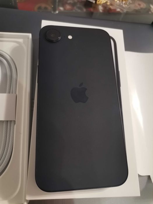 iPhone 16e чисто нов