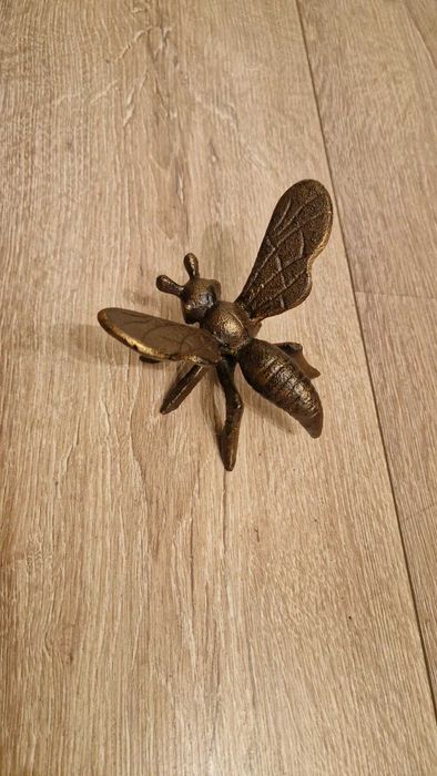 Масивна Чугунена пчела–450гр Старинен ефект.