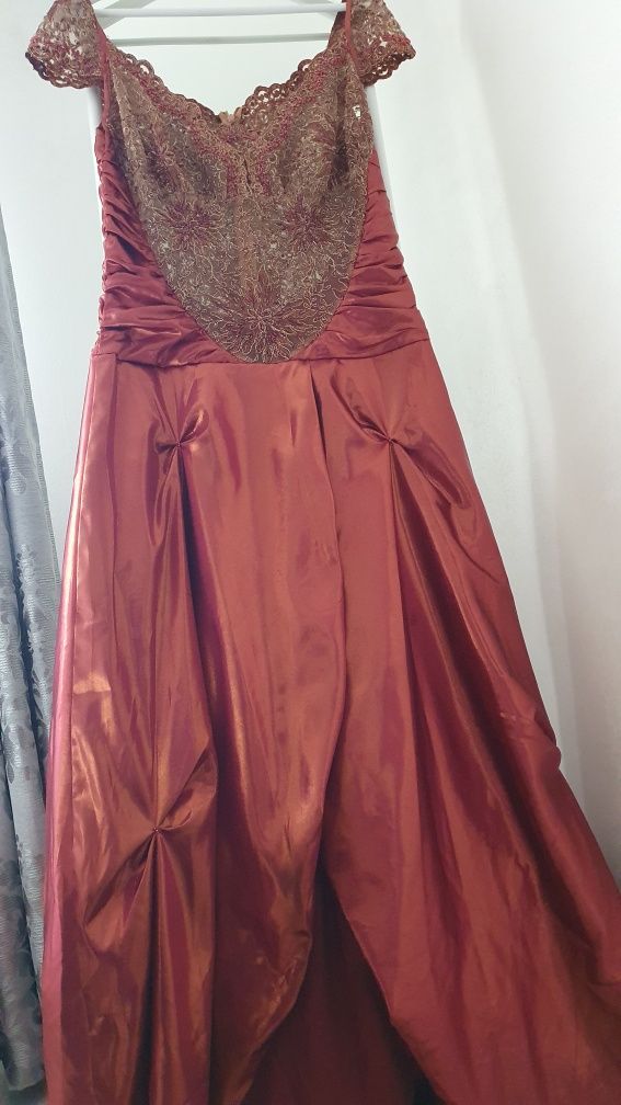 Rochie de ocazie din dantela și matase