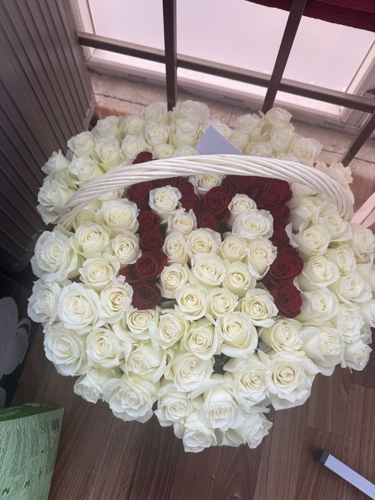 101 роза в корзине с буквой М, из белых красных роз