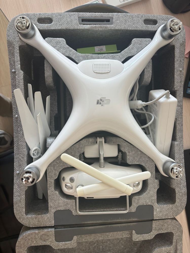 Квадрокоптер Dji Phantom 4 белый