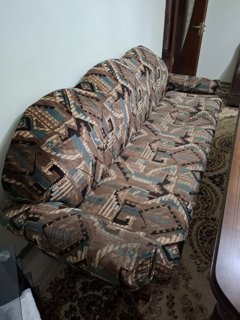 Продаю диван старый