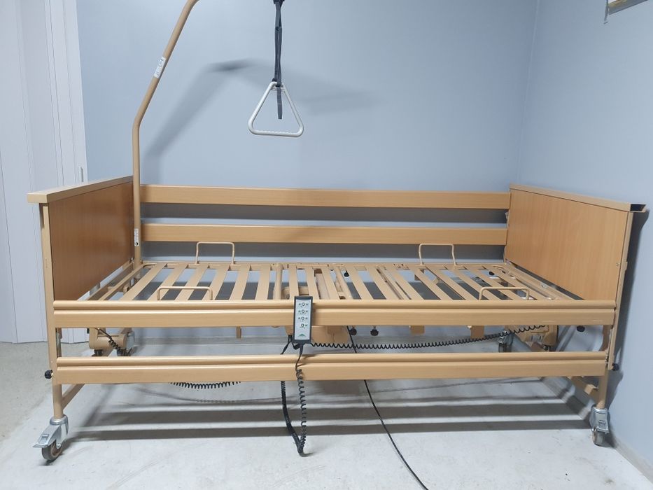 Pat medical electric cu telecomanda pentru persoane cu dizabilități.
