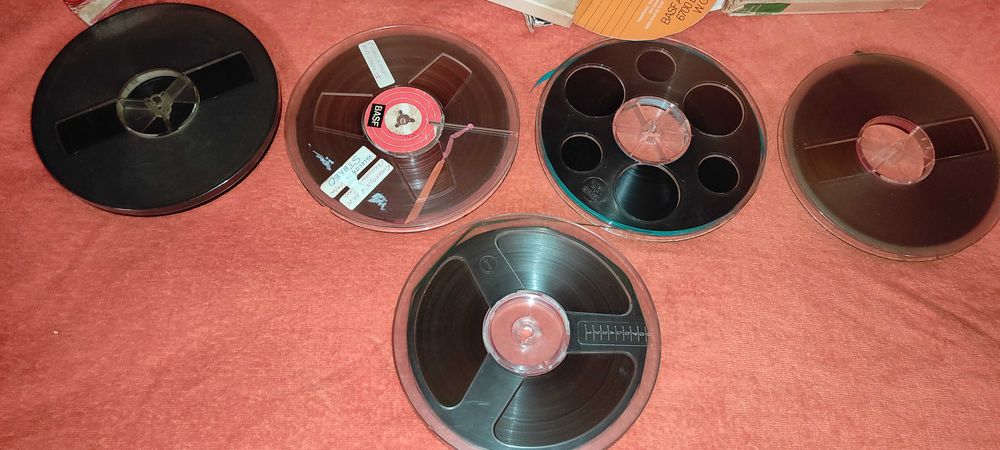 5 bucati 
role magnetofon cu banda 
diametrul la rola 18 cm