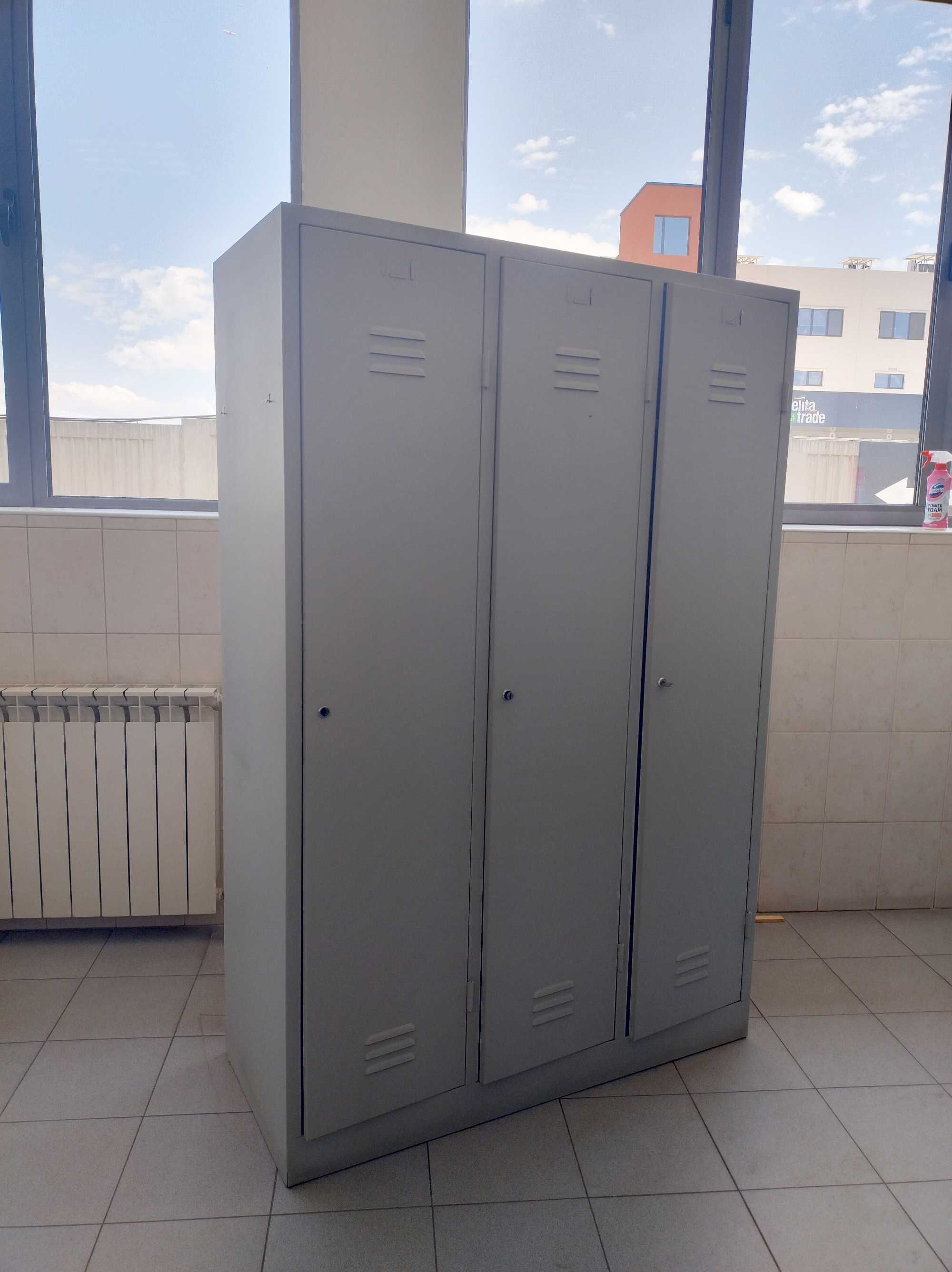 Метален гардероб за съблекалня