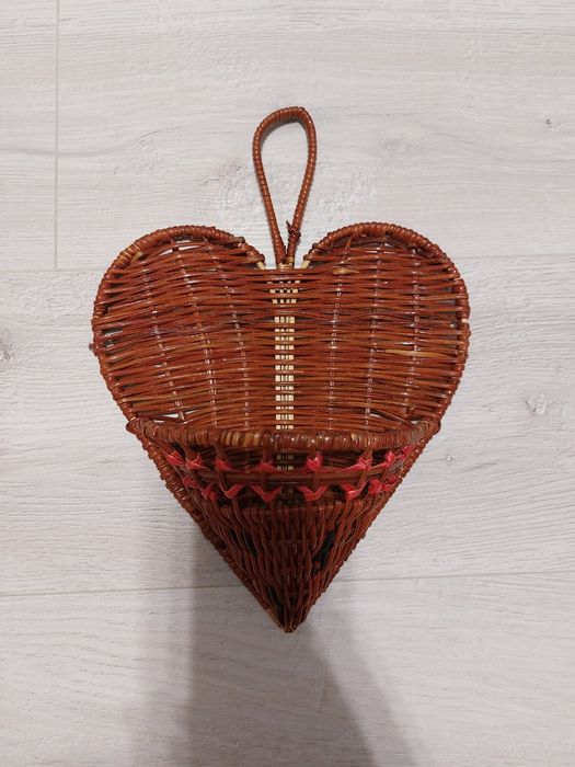 Подвесная плетеная корзинка
