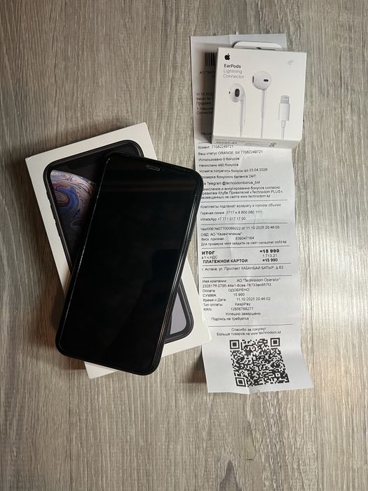 IPhone XR and EarPods original