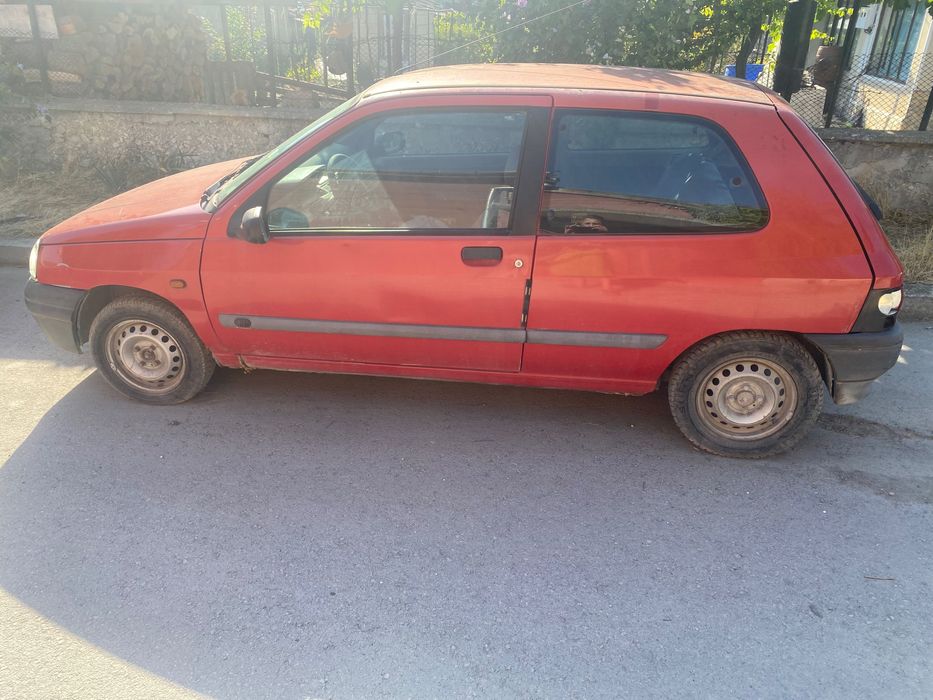 Продавам Рено Клио за части
