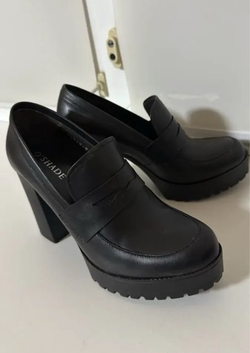 Кожаные туфли лоферы на каблуках почти новые