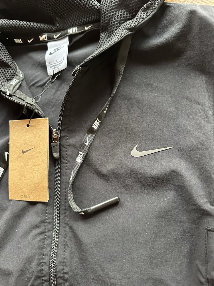 Дамска,черна,непромокаема ветровка Nike с ластици на кръста