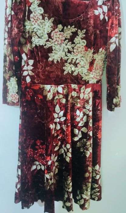 Продаётся Платье с украшениями. Ручная работа.