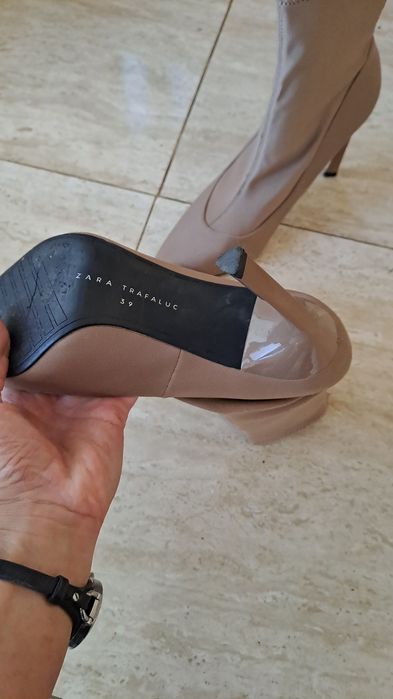 Vând botine superbe Zara nr 39,material elastic în partea de sus !