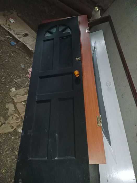 Продам двери размеры 60/200см и 70/200см   БЕЗ КОСЯКА адрес 6 мкр