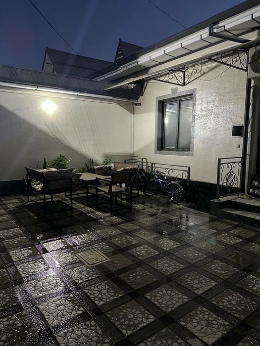 Uy sotiladi. Yangi qurilgan hovli