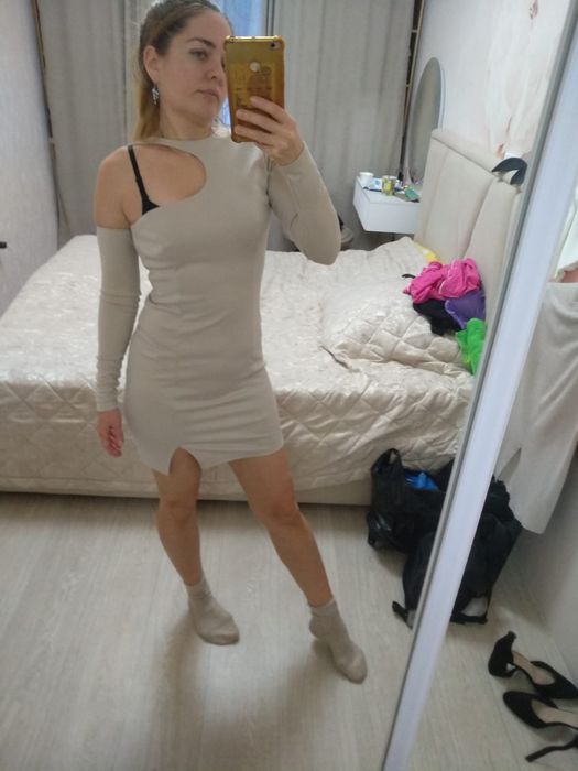 Продам вечернее женское платье — бежевое, короткое, с открытым плечом