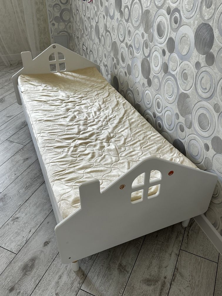 Детская кровать с матрасом и бортиком. 160х70 см