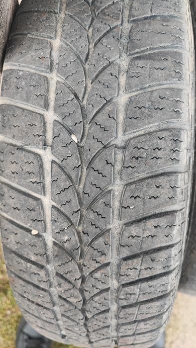 Vând anvelope de iarna + jante tabla 15