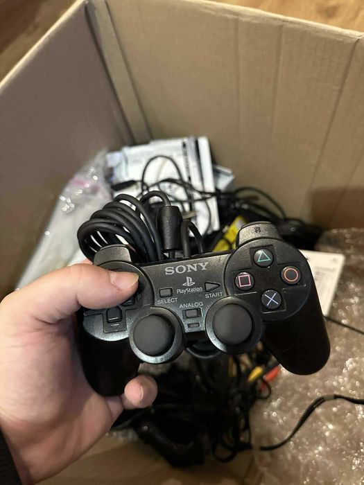 ЛОТ Playstation 2, джойстици, мемори карти, резервни части.