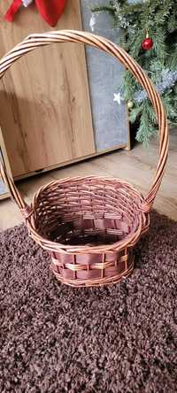 Плетена кафява кошница