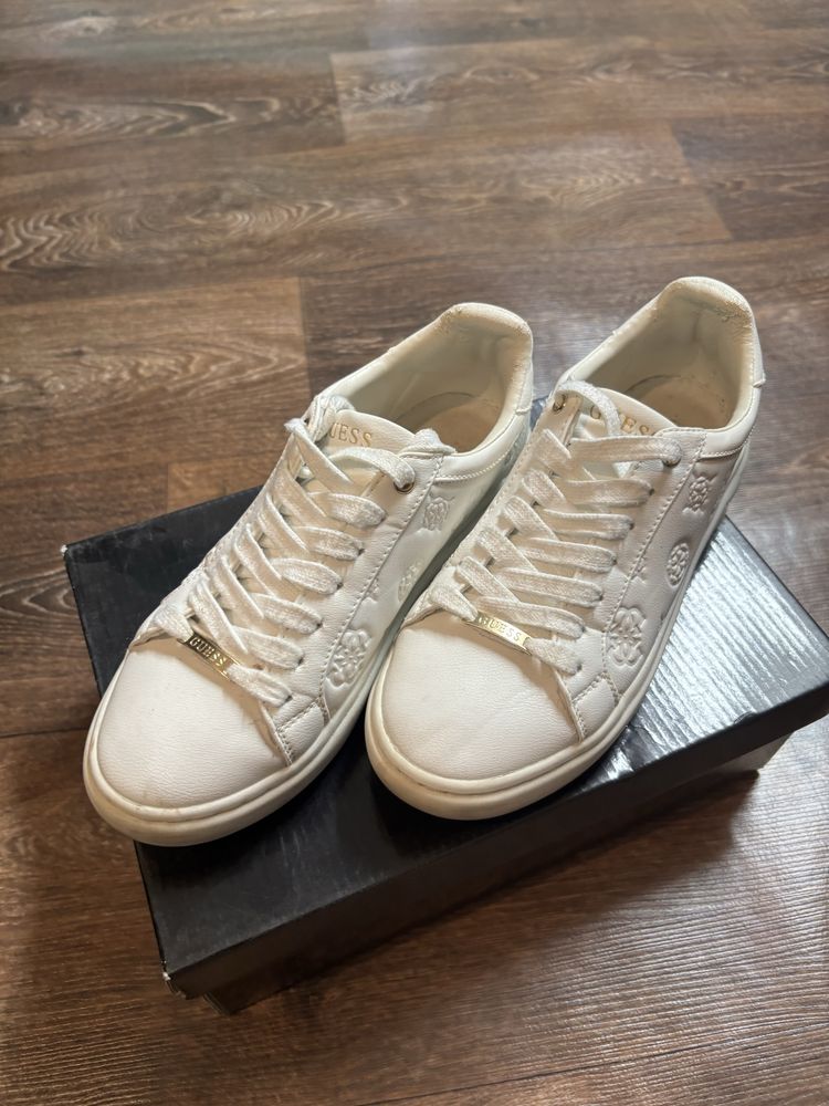 Кецове бели Guess