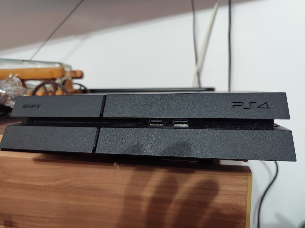 PS4+o maneta+statie cu încărcare+5jocuri