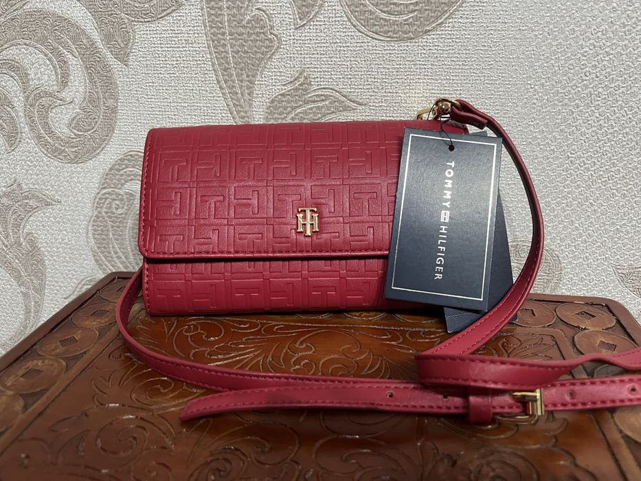 Кожаные сумочки от GUESS, TH, кожаный рюкзак
