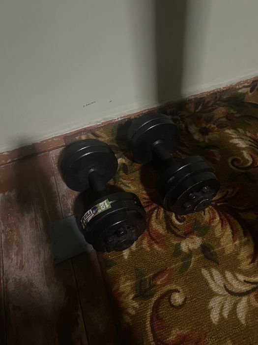 O’n ikki kiloli bir juft gantel sotiladi.