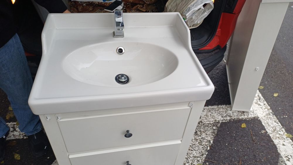 Vând dulap baie alb