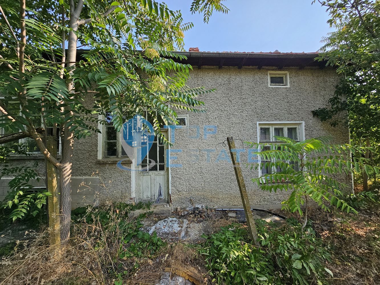 Тухлена къща с голям двор и стопански постройки на централна улица в