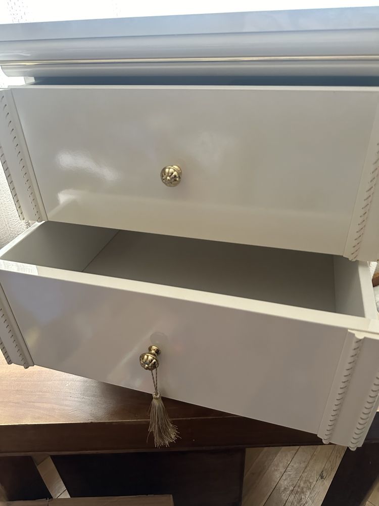 Чисто нов шкаф, орнаментиран със златни детайли
