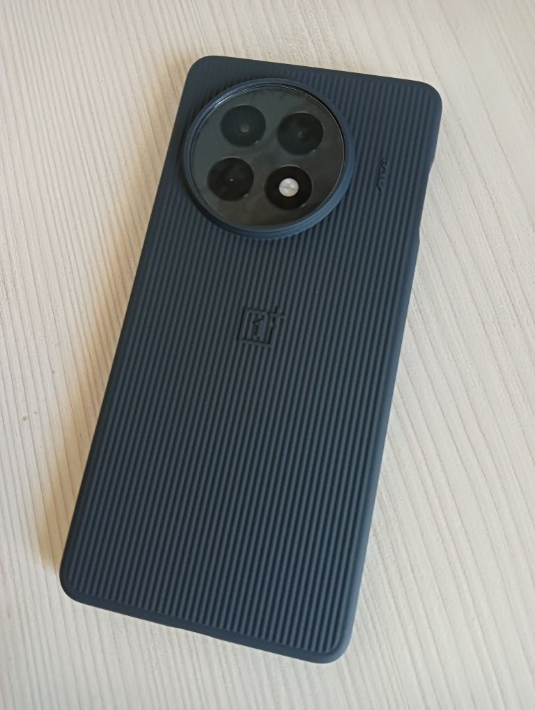 Продам OnePlus Ace5 (13R)