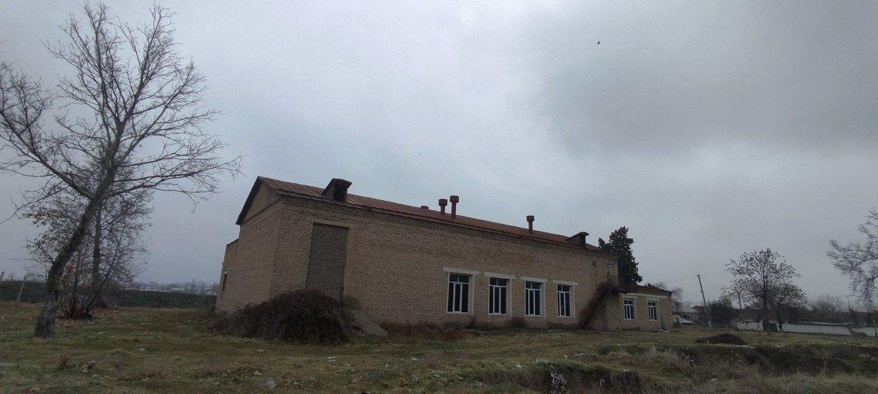 Нежилое. Ахангаран 105 сот.Здание 850мцена300000уе.Срочно.
