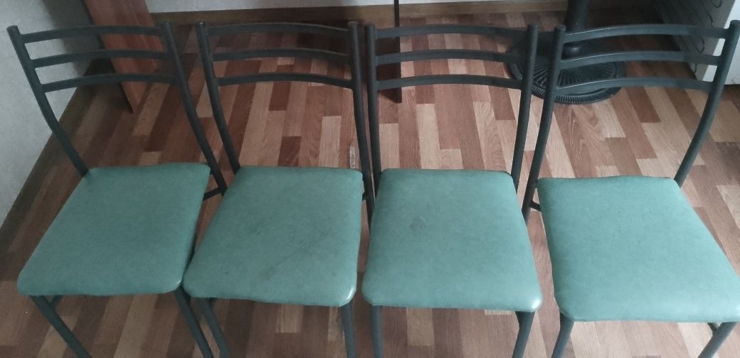 Стол 1 шт,стулья 4 шт