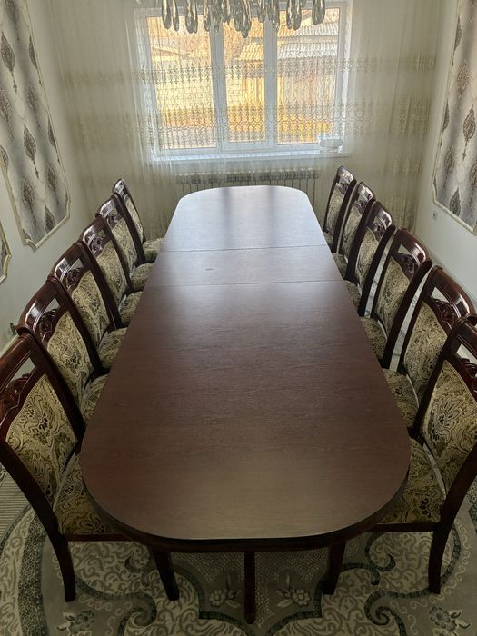 Столы и стулья.